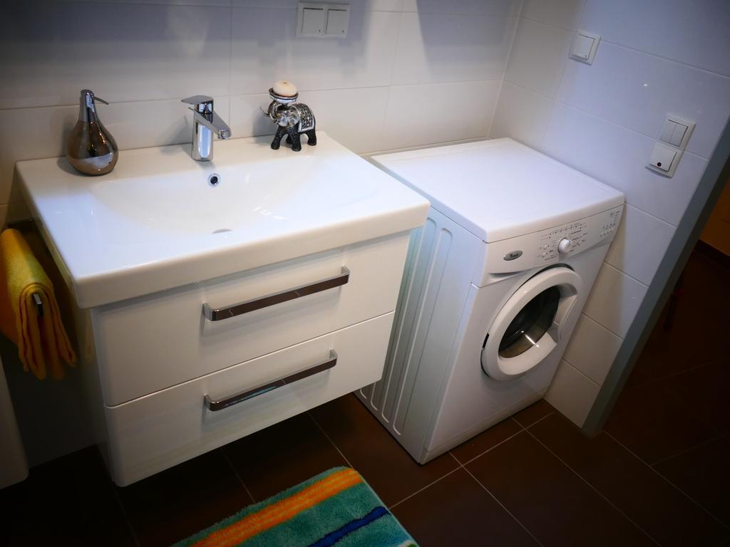 Chads City Apartment Mit Tiefgarage Free Parking Graz Bagian luar foto